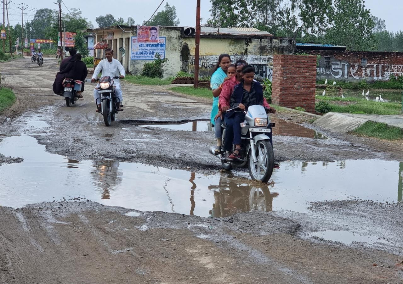 रामपुर मनिहारान में गड्ढों में तब्दील हुआ बाईपास रोड