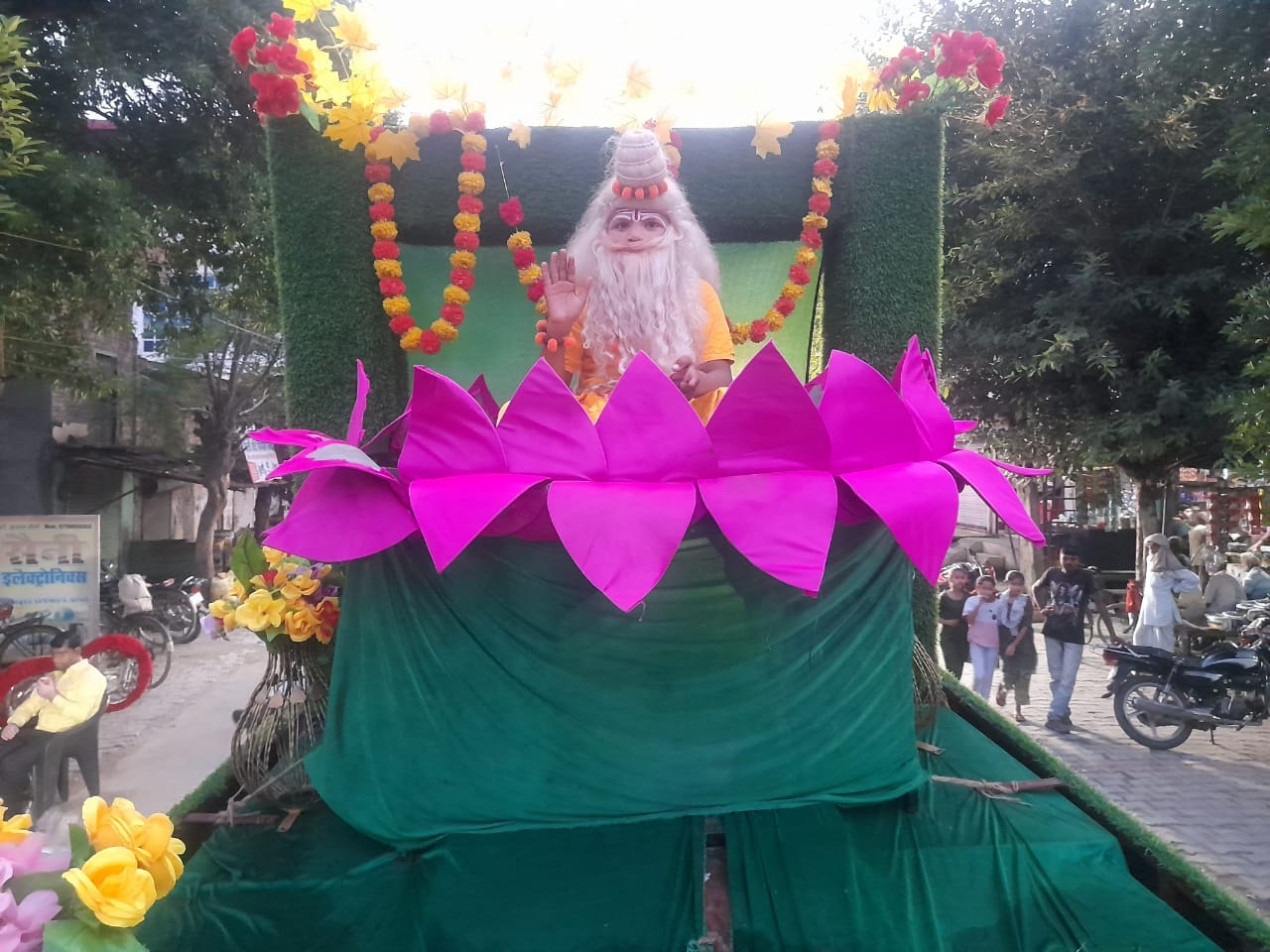 सरसावा की शोभायात्रा में शामिल भगवान वाल्मीकि की झांकी सरसावा की शोभायात्रा में शामिल भगवान वाल्मीकि की झांकी