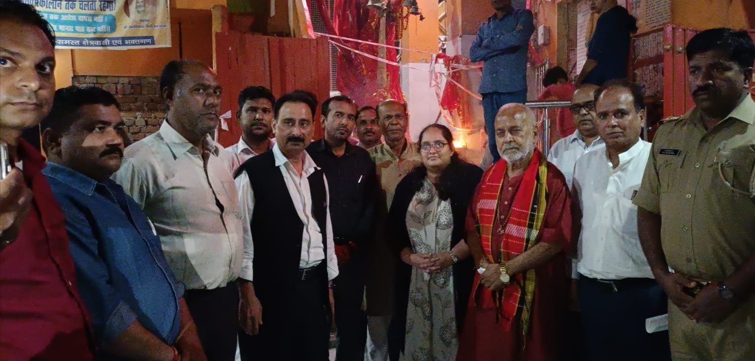 शाहजहांपुर के कछियानी खेडा हनुमान मंदिर पर स्वामी चिन्मयानंद के साथ एसडीएम राशि कृष्णा, भूमि दा?