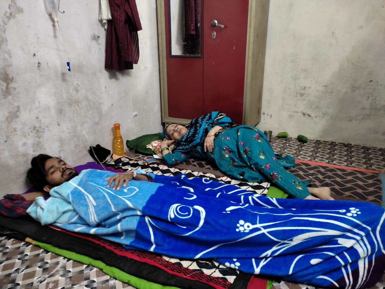शहर के पठानटोला में संक्रामक बीमारी फैलने पर घर में बीमार शहनाज और रूकशाना। शहर के पठानटोला में संक्रामक बीमारी फैलने पर घर में बीमार शहनाज और रूकशाना।