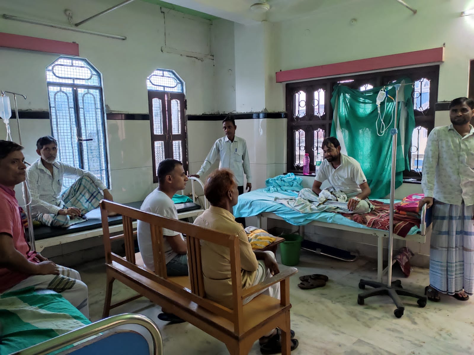 शहर के पठानटोला मुहल्ले में संक्रामक बीमारी फैलने के बाद खीरीबाग स्थित एक निजी अस्पताल में भर्त? शहर के पठानटोला मुहल्ले में संक्रामक बीमारी फैलने के बाद खीरीबाग स्थित एक निजी अस्पताल में भर्त?