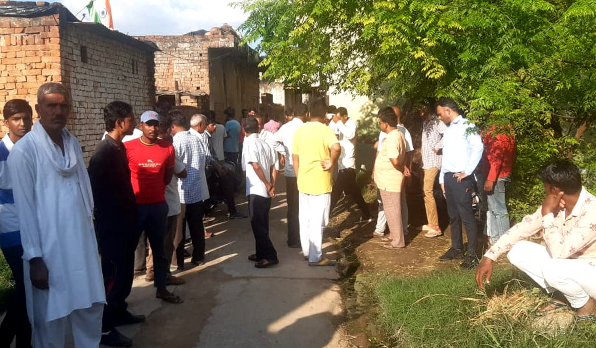 शेखपुरा कदीम में पति पत्नी की मौत के बाद जमा भीड़