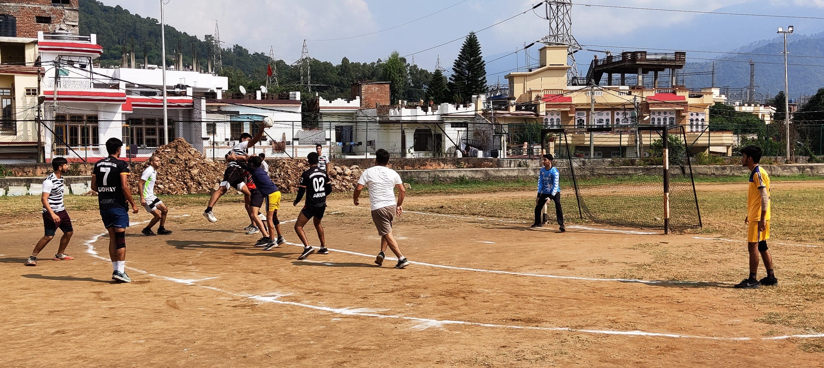 उधमपुर: हैंडबॉल के खिलाड़ियों से मिलते हुए मुख्य अतिथि तथा हैंडबॉल का मैच खेलते हुए खिलाड़ी उधमपुर: हैंडबॉल के खिलाड़ियों से मिलते हुए मुख्य अतिथि तथा हैंडबॉल का मैच खेलते हुए खिलाड़ी
