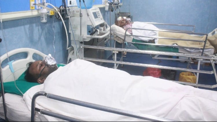 पुलिस टीम पर हुए हमले में घायल अस्पताल में भर्ती
