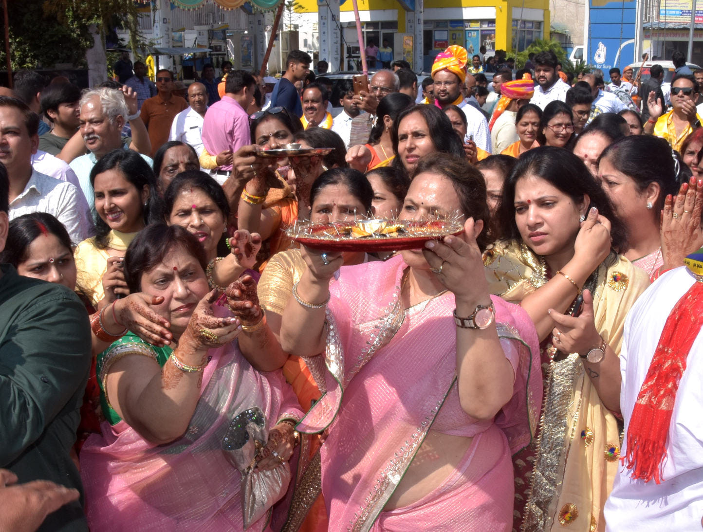 आवास विकास जैन मंदिर से निकली गजरथ महोत्सव शोभा यात्रा में आरती करती महिलाएं आवास विकास जैन मंदिर से निकली गजरथ महोत्सव शोभा यात्रा में आरती करती महिलाएं
