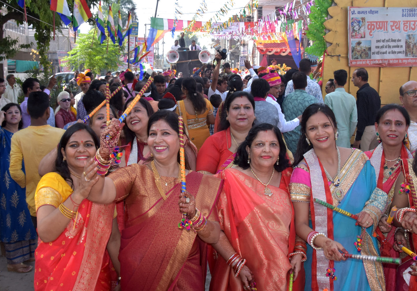 आवास विकास जैन मंदिर से निकली गजरथ महोत्सव शोभा यात्रा में डंडिया करती जैन समाज की महिलाएं आवास विकास जैन मंदिर से निकली गजरथ महोत्सव शोभा यात्रा में डंडिया करती जैन समाज की महिलाएं