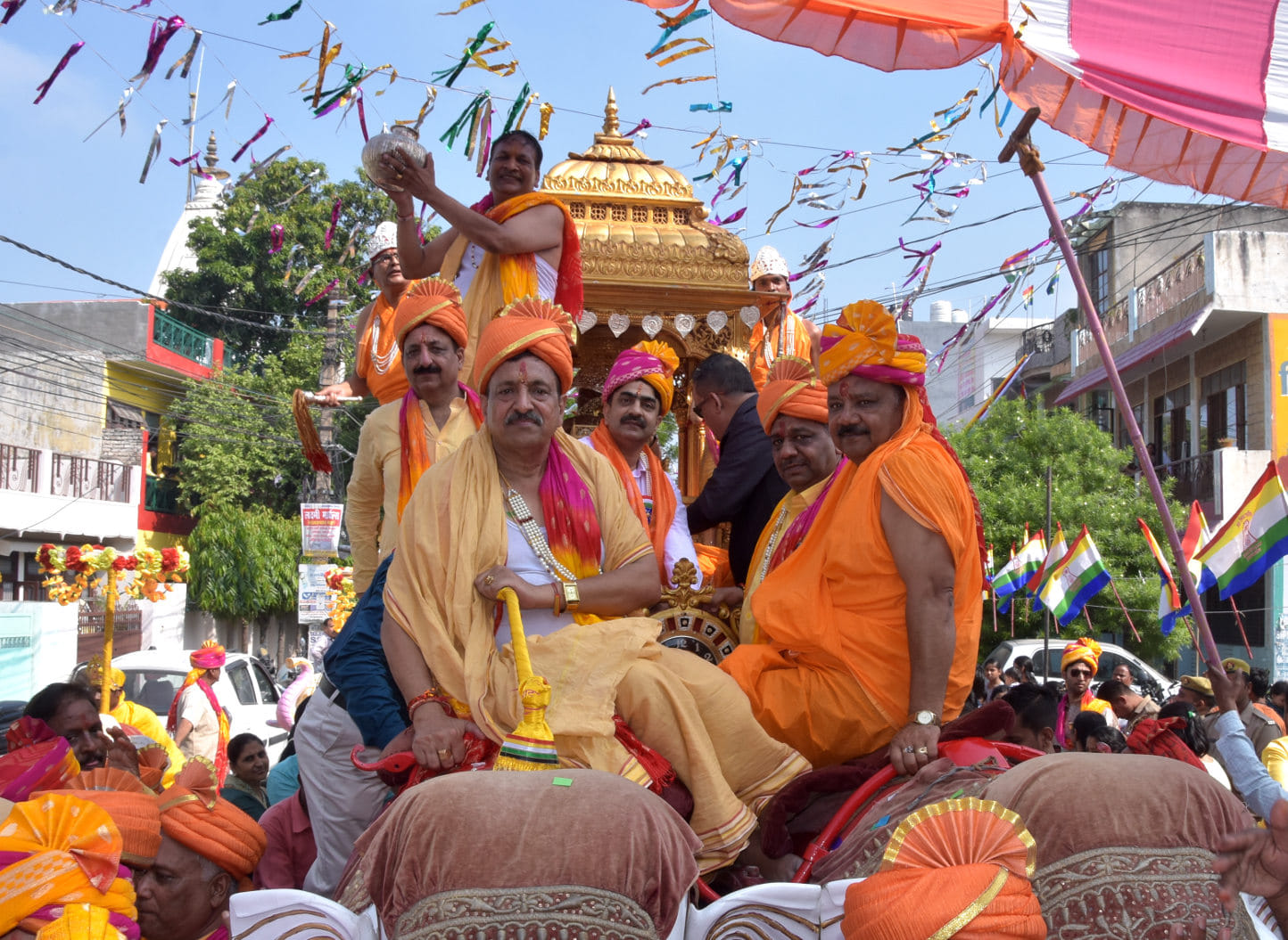 आवास विकास जैन मंदिर से निकली गजरथ महोत्सव शोभा यात्रा में रथ पर सवार नगर विधायक व डीएम व महानगर अ? आवास विकास जैन मंदिर से निकली गजरथ महोत्सव शोभा यात्रा में रथ पर सवार नगर विधायक व डीएम व महानगर अ?