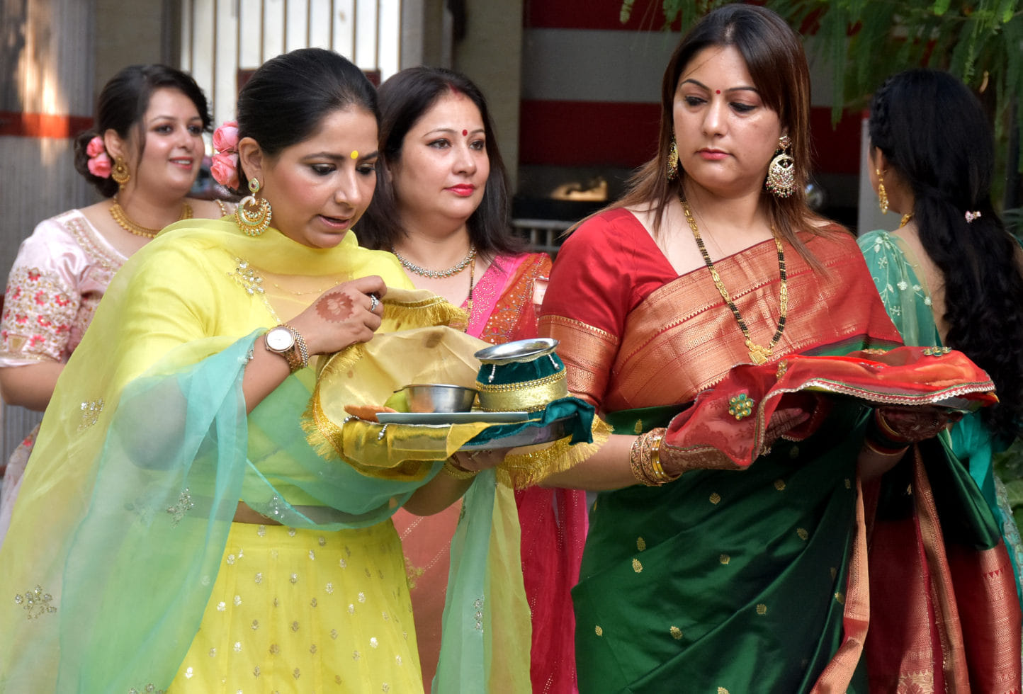 आवास विकास में करवा चौथ पूजन करने जाती सुहागने