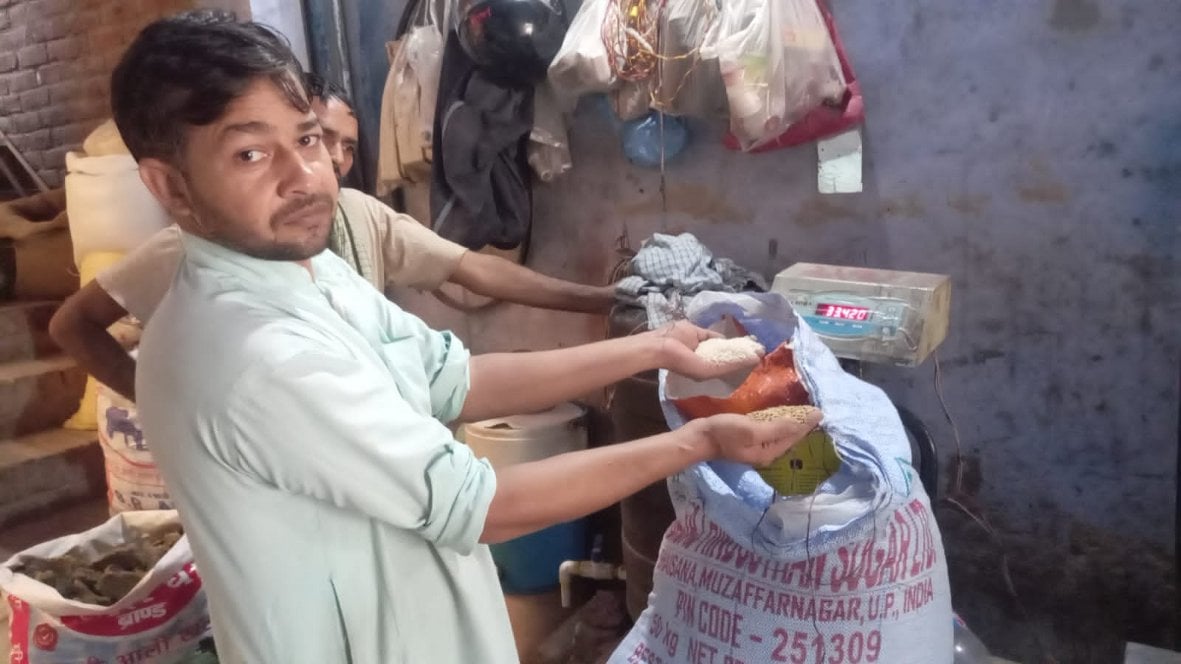 बागपत के यमुना रोड स्थित एक प्राइवेट दुकान में लगे कांटे में दो किलो कम दिया गया राशन दिखाता माता बागपत के यमुना रोड स्थित एक प्राइवेट दुकान में लगे कांटे में दो किलो कम दिया गया राशन दिखाता माता