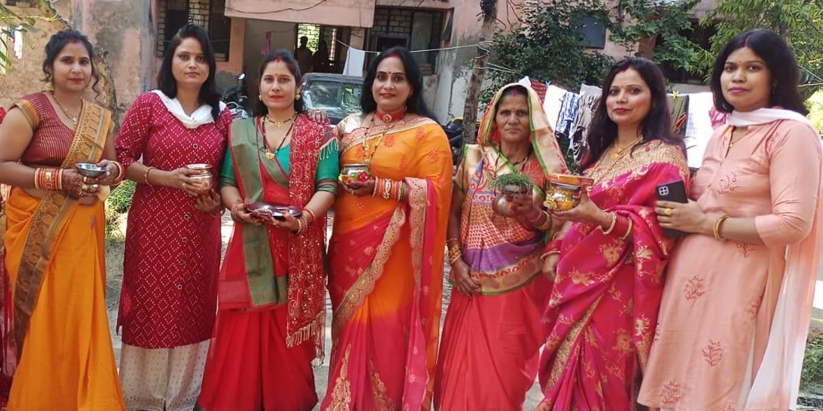 बागपत कलक्ट्रेट स्थित कालोनी में सूर्य भगवान की पूजा करती महिलाएं बागपत कलक्ट्रेट स्थित कालोनी में सूर्य भगवान की पूजा करती महिलाएं