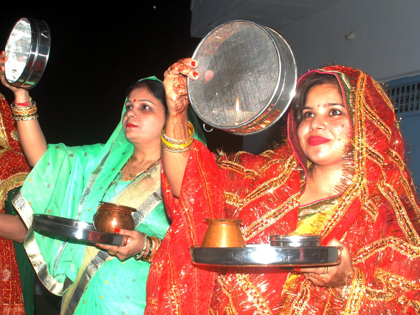 बागपत में करवा चौथ पर्व पर चांद का दीदार करती महिलाएं बागपत में करवा चौथ पर्व पर चांद का दीदार करती महिलाएं