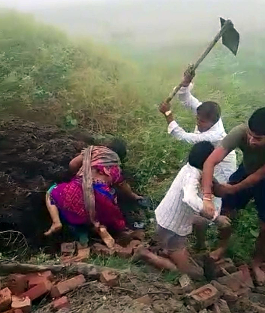 बागपत : दीवार के विवाद में ग्राम अब्दुलपुर में महिला पर फावड़े से हमला करता आरोपी हमलावर। बागपत : दीवार के विवाद में ग्राम अब्दुलपुर में महिला पर फावड़े से हमला करता आरोपी हमलावर।