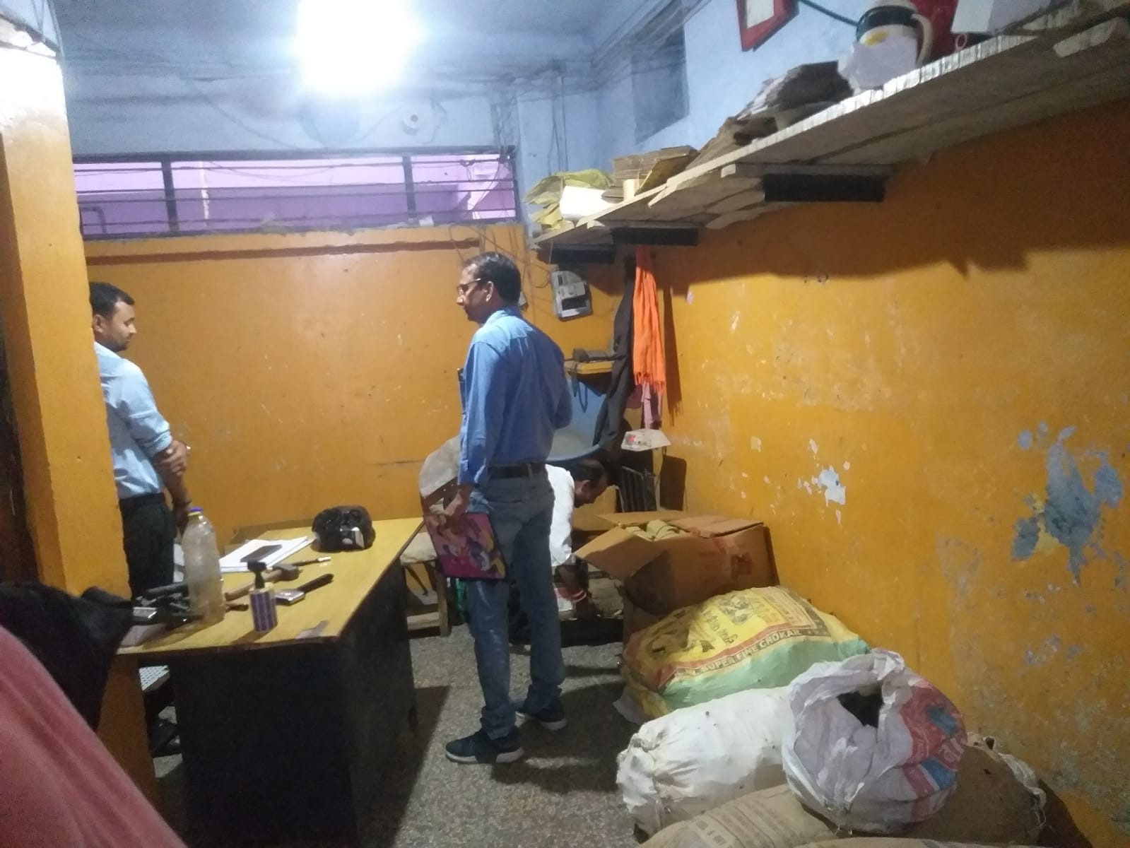 बिजनौर : शेरकोट में ब्रश कारखाने में अभिलेखों की जांच करते जीएसटी टीम में शामिल अधिकारी। बिजनौर : शेरकोट में ब्रश कारखाने में अभिलेखों की जांच करते जीएसटी टीम में शामिल अधिकारी।