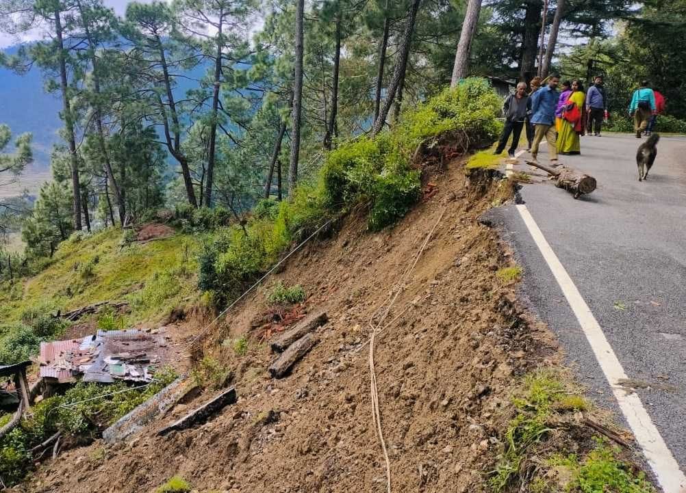 बारिश के दौरान क्षतिग्रस्त कौसानी अनासक्ति आश्रम को जाने वाली सड़क। संवाद बारिश के दौरान क्षतिग्रस्त कौसानी अनासक्ति आश्रम को जाने वाली सड़क। संवाद