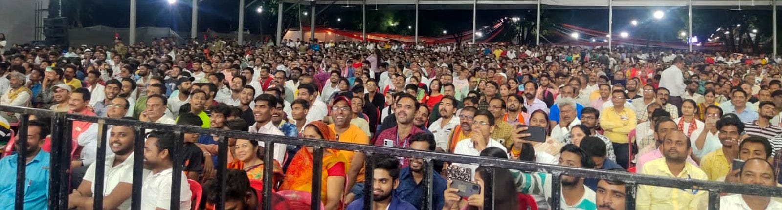 फोटो- 2- उद्यमिता विद्यापीठ में चल रहे शरदोत्सव कार्यक्रम में मौजूद श्रोतागण। संवाद