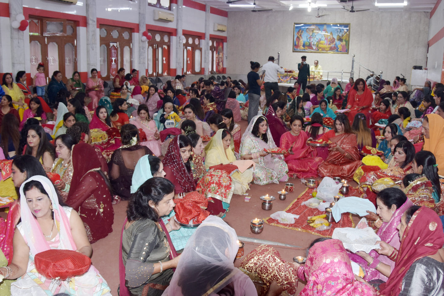 हरि मंदिर मे करवा चौथ पूजन करती महिलाएं