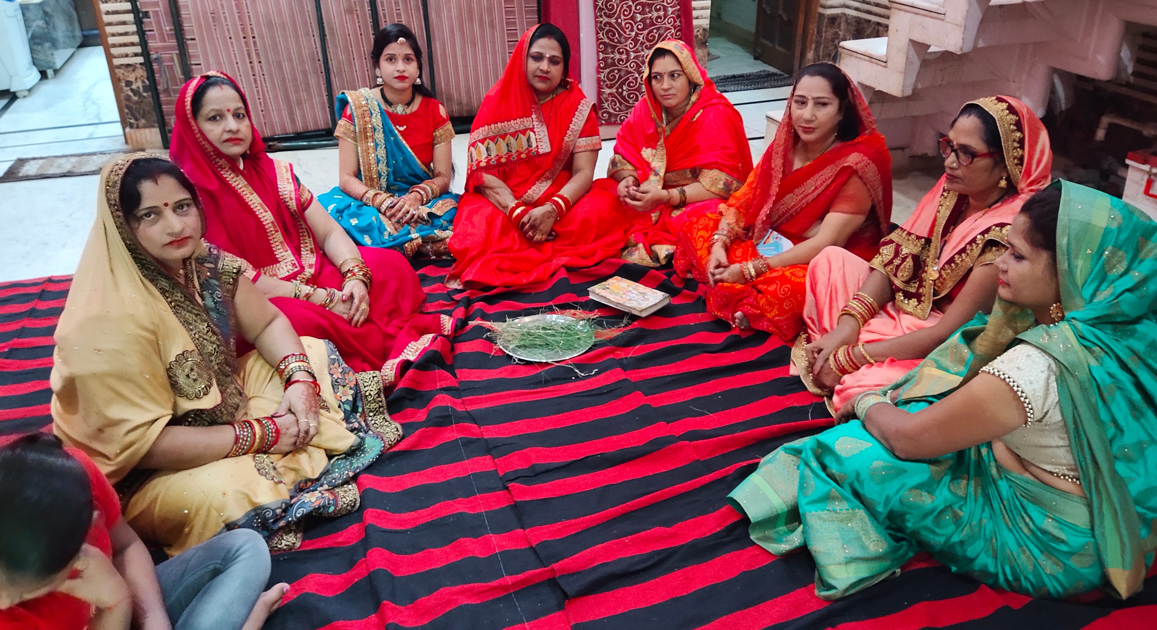 जलालाबाद में करवाचौथ की कहानी सुनती महिलाएं। जलालाबाद में करवाचौथ की कहानी सुनती महिलाएं।
