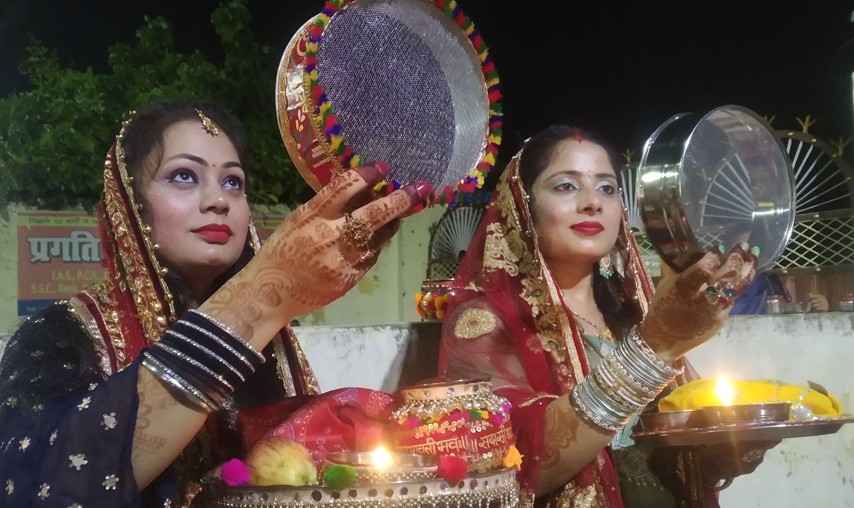 करवा चौथ पर बलीपुर में पूजा के बाद चांद का दीदार करती सुहागिनें। संवाद