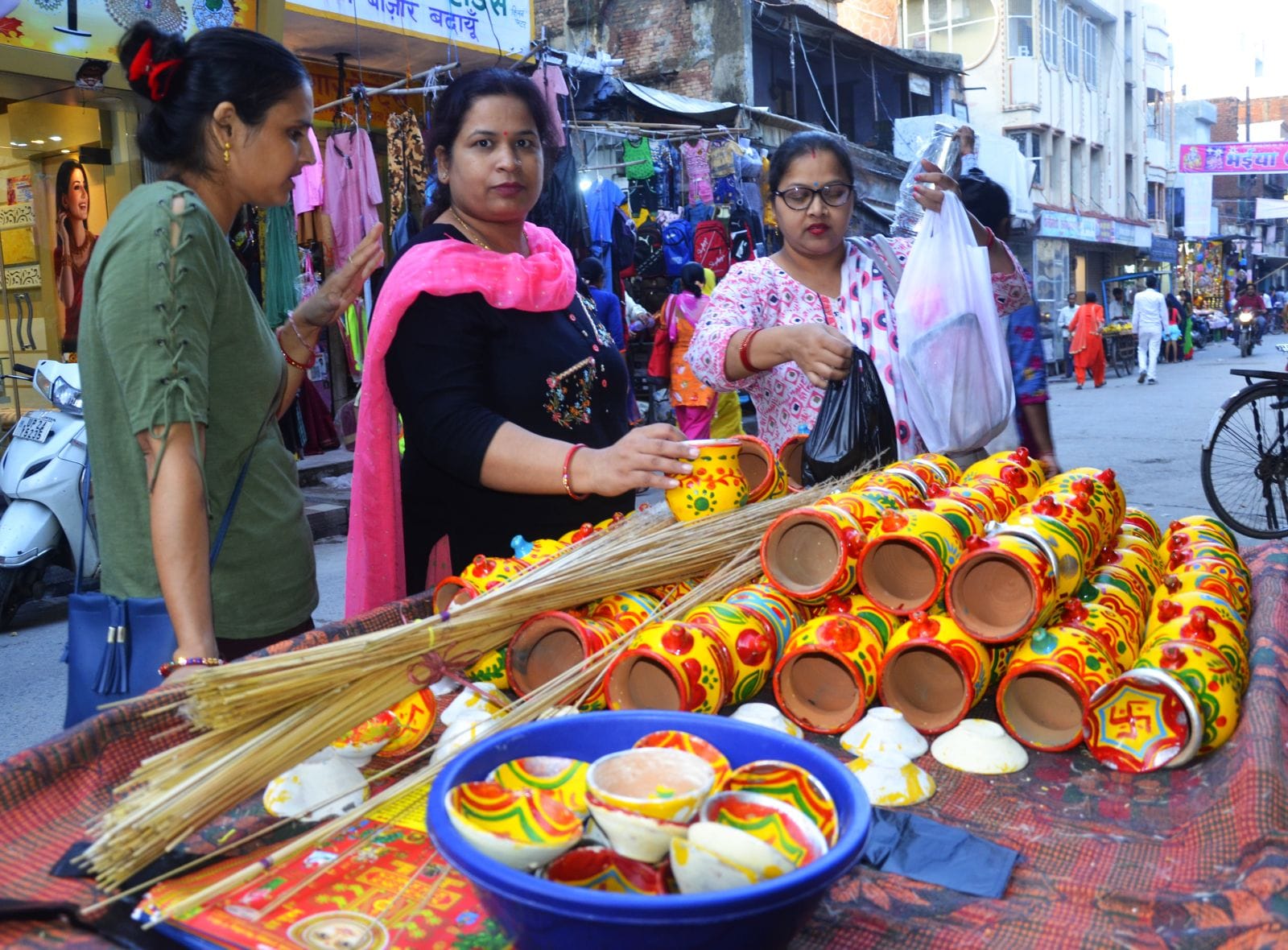करवां खरीदती महलाऐं। संवाद करवां खरीदती महलाऐं। संवाद