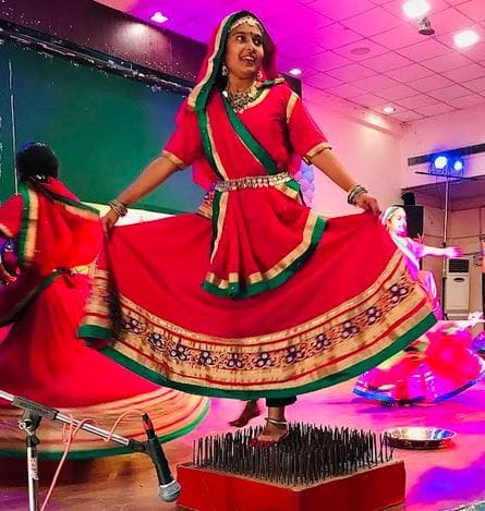 महोत्सव के दौरान नंगे पांव कीलों पर नृत्य करती छात्रा। विज्ञप्ति महोत्सव के दौरान नंगे पांव कीलों पर नृत्य करती छात्रा। विज्ञप्ति