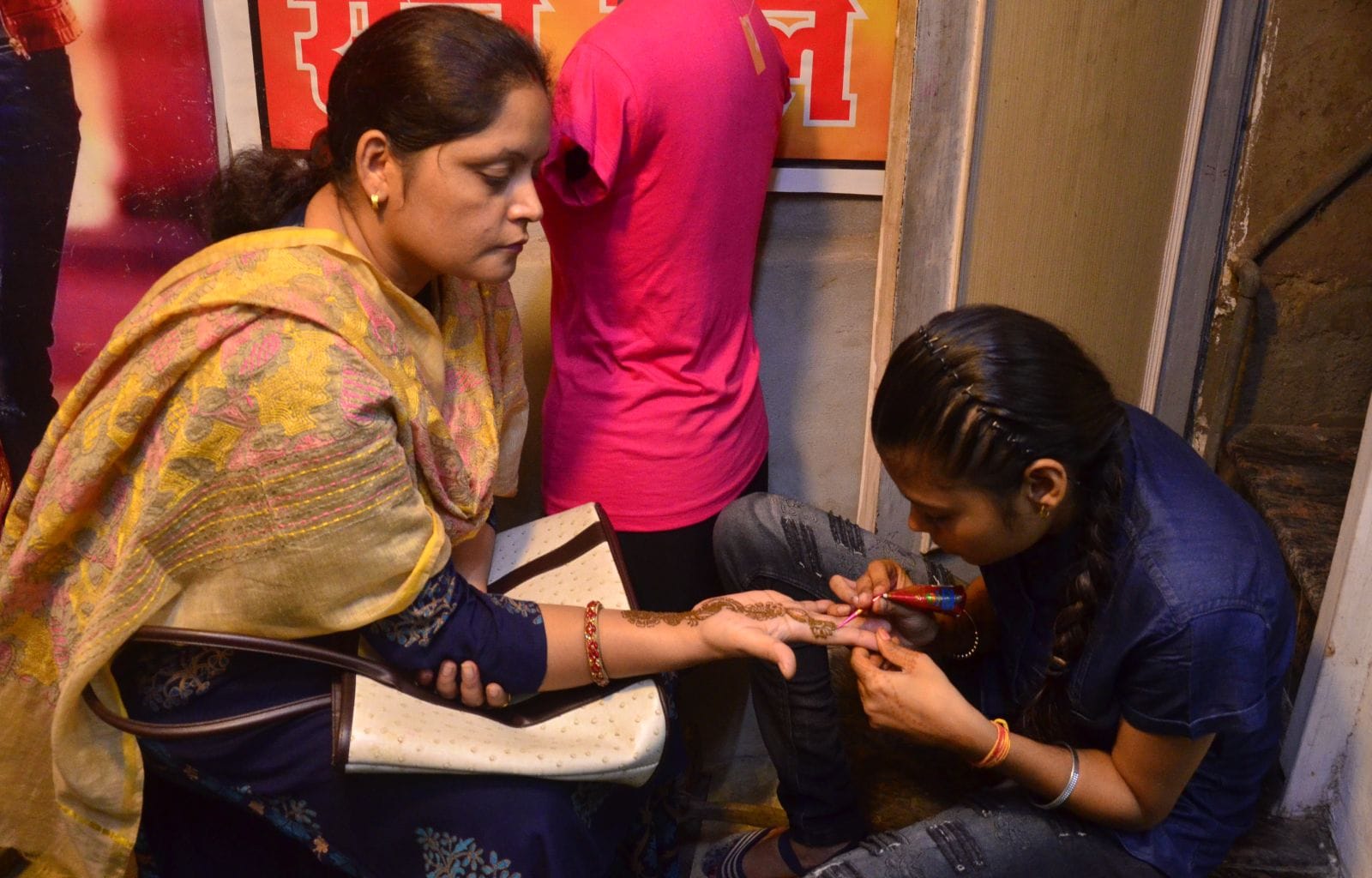 मेंहदी लगाती युवती। संवाद मेंहदी लगाती युवती। संवाद