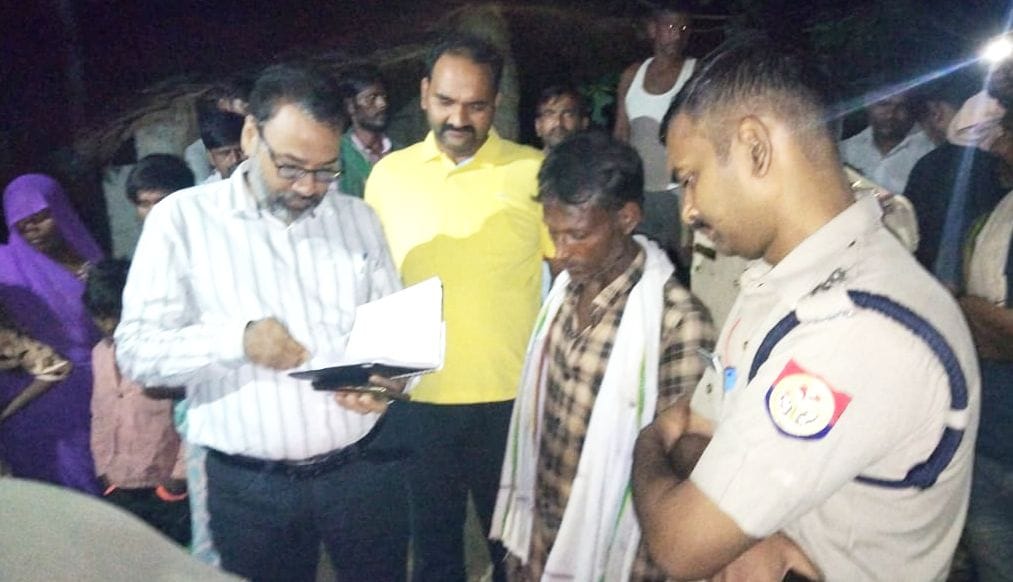 मौके पर जांच करते प्रभारी एसडीएम प्रभाकर त्रिपाठी, नायब तहसीलदार विकास पांडेय एवं सीओ अनिल कुमा? मौके पर जांच करते प्रभारी एसडीएम प्रभाकर त्रिपाठी, नायब तहसीलदार विकास पांडेय एवं सीओ अनिल कुमा?