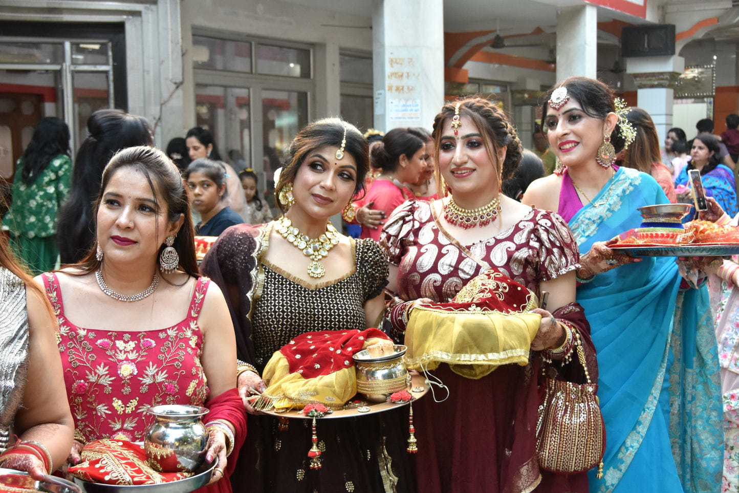 मंदिर मे करवा चौथ पूजन कर घर जाती  महिलाएं