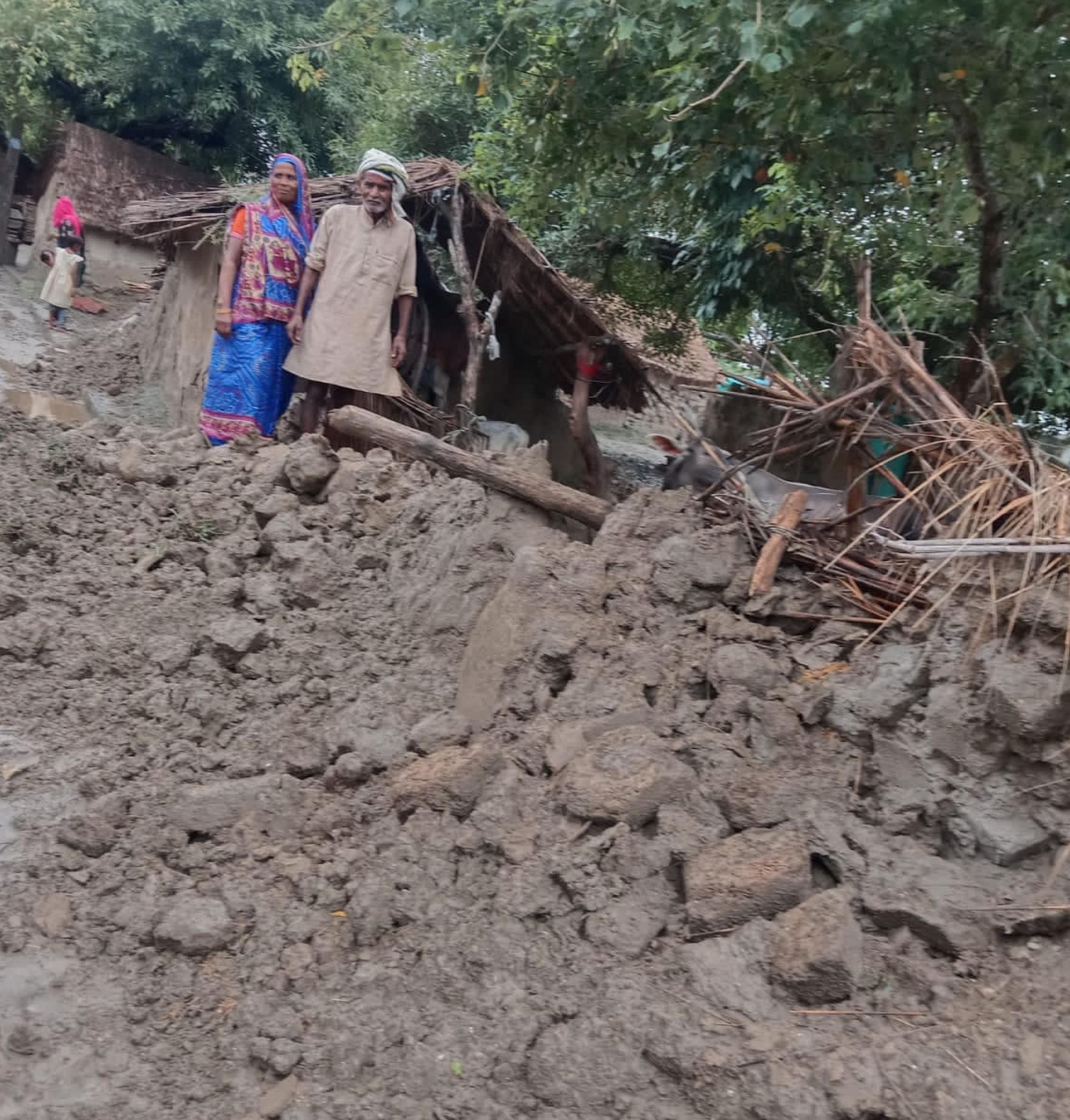 सहसवान के धापड़ गांव में गिरा कच्चा मकान। संवाद सहसवान के धापड़ गांव में गिरा कच्चा मकान। संवाद