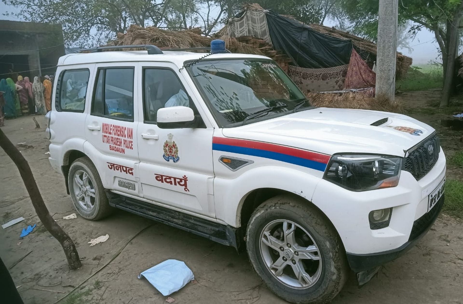 शेखूपुरा गांव में खड़ी फोरेंसिक टीम की गाड़ी। संवाद शेखूपुरा गांव में खड़ी फोरेंसिक टीम की गाड़ी। संवाद