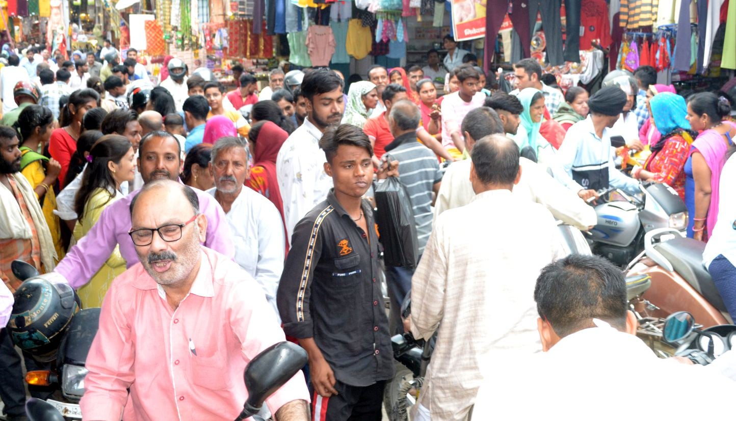 शामली के गांधी चौक बाजार में लगा जाम। शामली के गांधी चौक बाजार में लगा जाम।