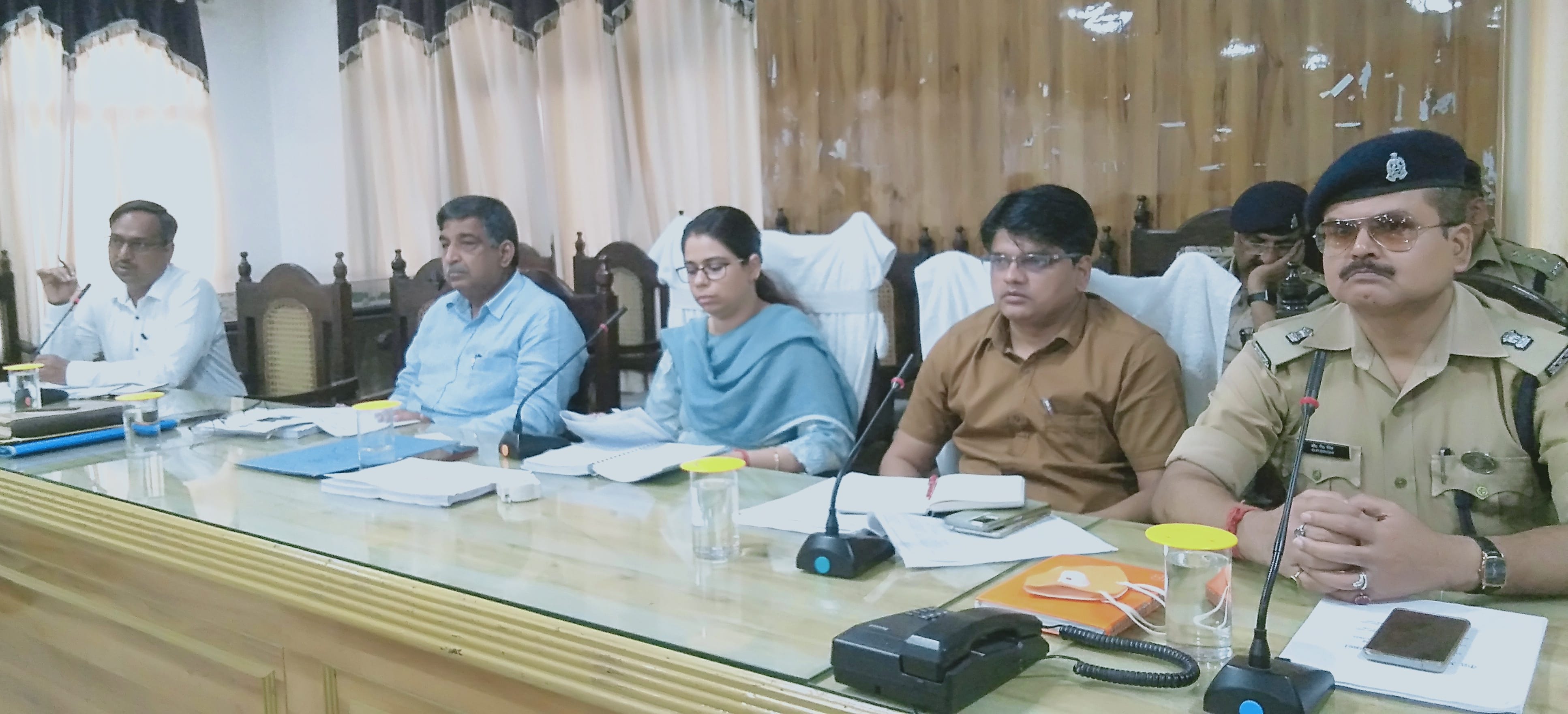 शामली कलक्ट्रेट में ग्रेडेड रेस्पोंस एक्शन प्लान के संबंध में बैठक लेती डीएम जसजीत कौर, एडीएम, एए शामली कलक्ट्रेट में ग्रेडेड रेस्पोंस एक्शन प्लान के संबंध में बैठक लेती डीएम जसजीत कौर, एडीएम, एए