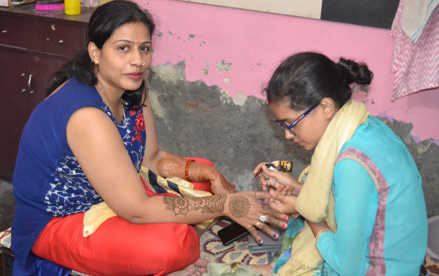 शामली में ब्यूटी पॉलर पर मेहंदी लगवाती महिला। शामली में ब्यूटी पॉलर पर मेहंदी लगवाती महिला।