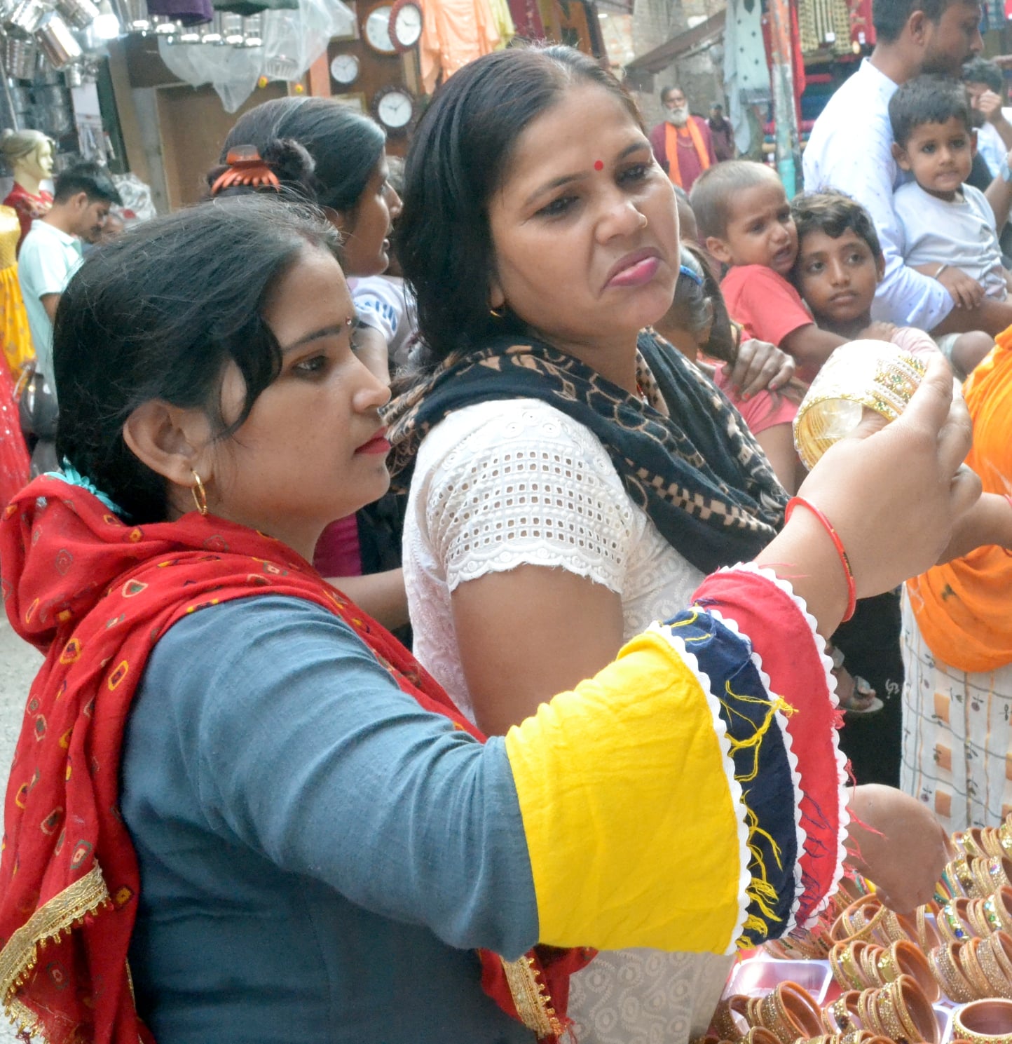 शामली में गांधी चौक बाजार में करवा चौथ पर कोस्मैटिक के सामान की खरीदारी करती महिलाएं। शामली में गांधी चौक बाजार में करवा चौथ पर कोस्मैटिक के सामान की खरीदारी करती महिलाएं।