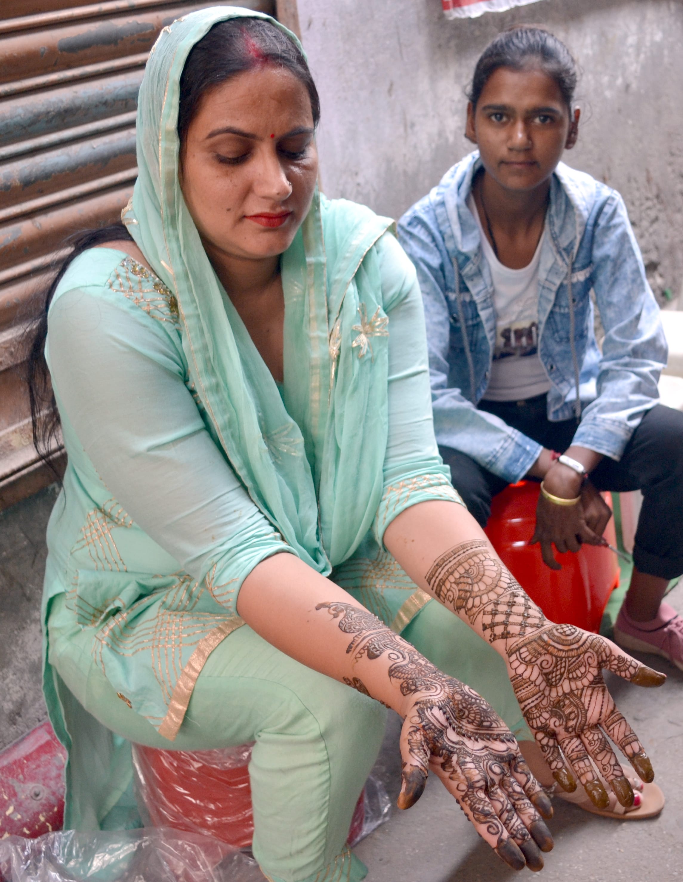 शामली में हाथ में लगी मेहंदी दिखाती महिला। शामली में हाथ में लगी मेहंदी दिखाती महिला।