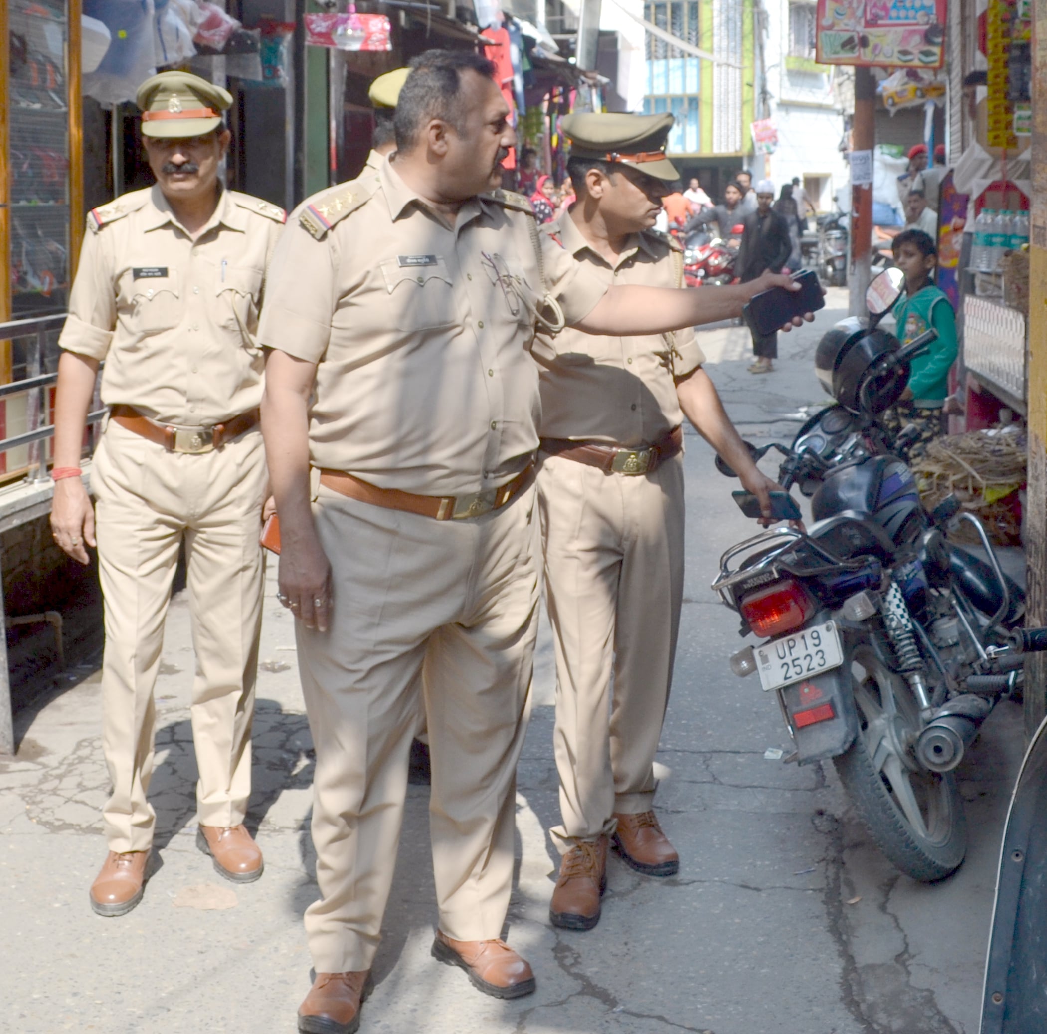 शामली में कबाडी बाजार में अतिक्रमण हटवाते पुलिसकर्मी। शामली में कबाडी बाजार में अतिक्रमण हटवाते पुलिसकर्मी।