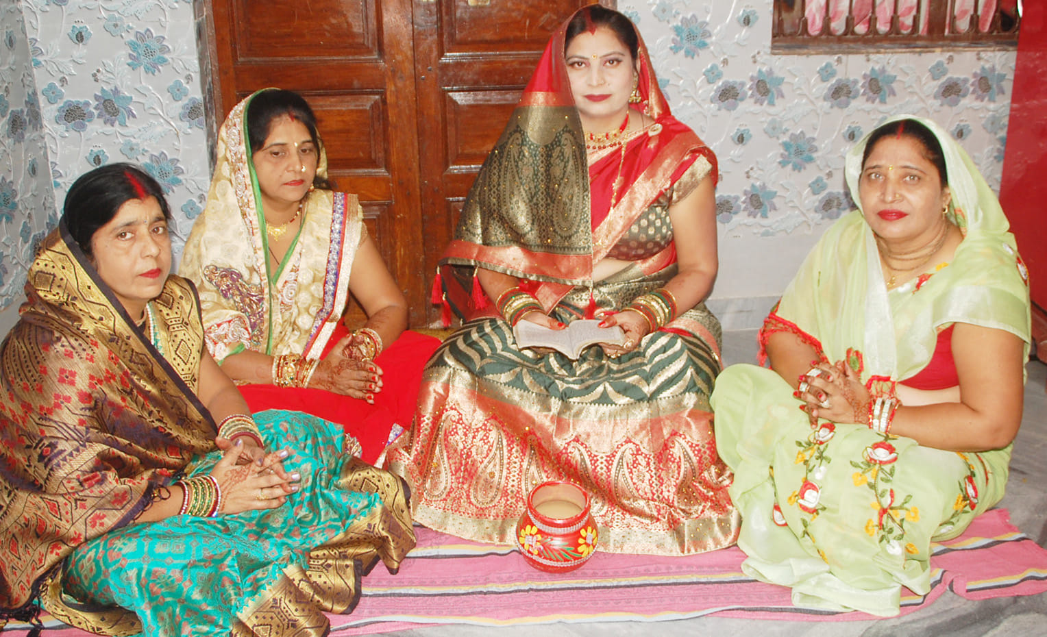 शामली में करवा चौथ की काहनी सुनती महिलाएं। शामली में करवा चौथ की काहनी सुनती महिलाएं।