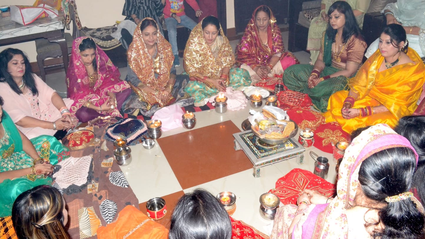 शामली में करवा चौथ की कहानी सुनती महिलाएं। शामली में करवा चौथ की कहानी सुनती महिलाएं।