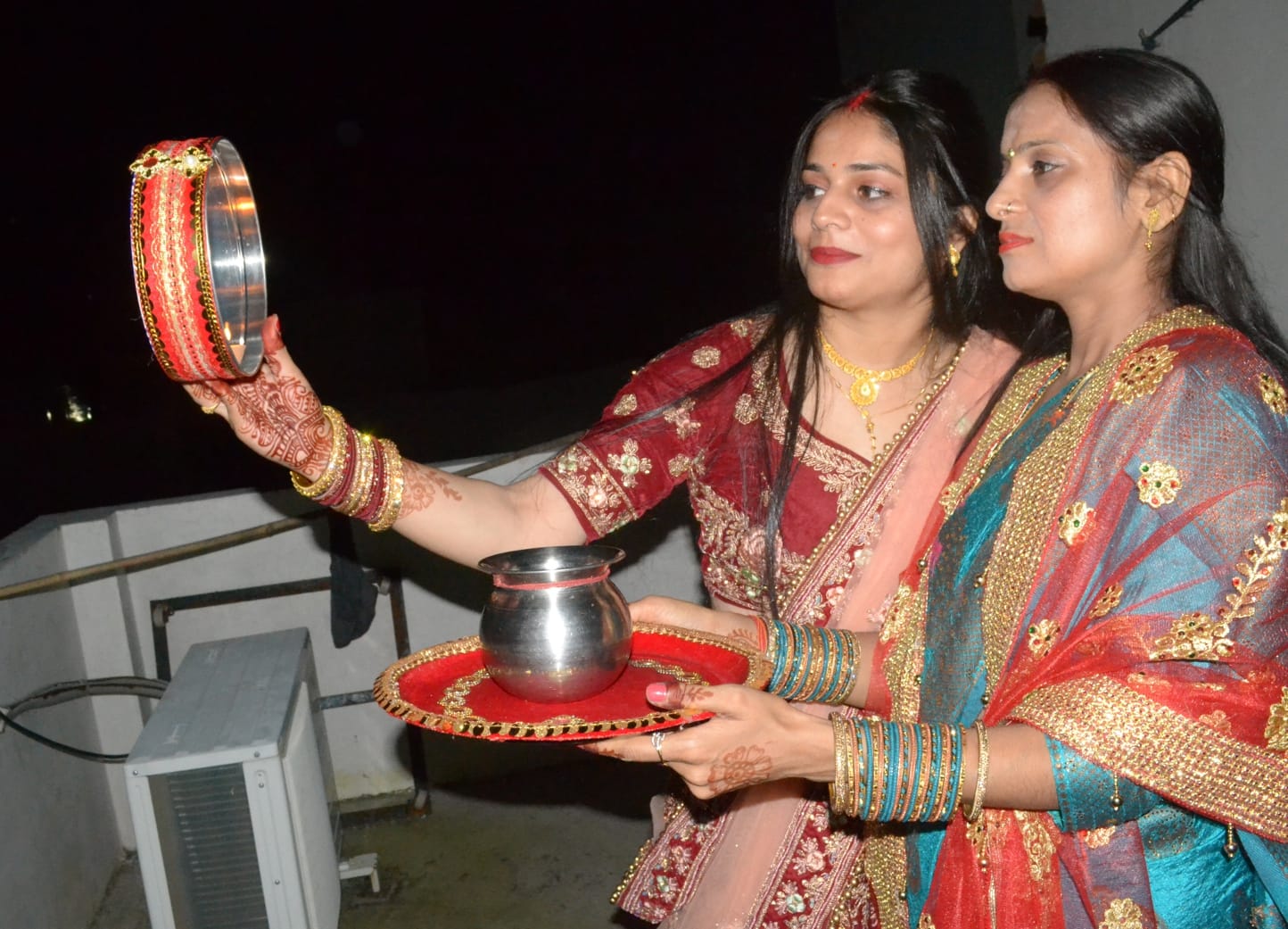 शामली में करवा चौथ पर चांद के दर्शन करती देवरानी-जेठानी अक्षिता धीमान और प्रीति। शामली में करवा चौथ पर चांद के दर्शन करती देवरानी-जेठानी अक्षिता धीमान और प्रीति।
