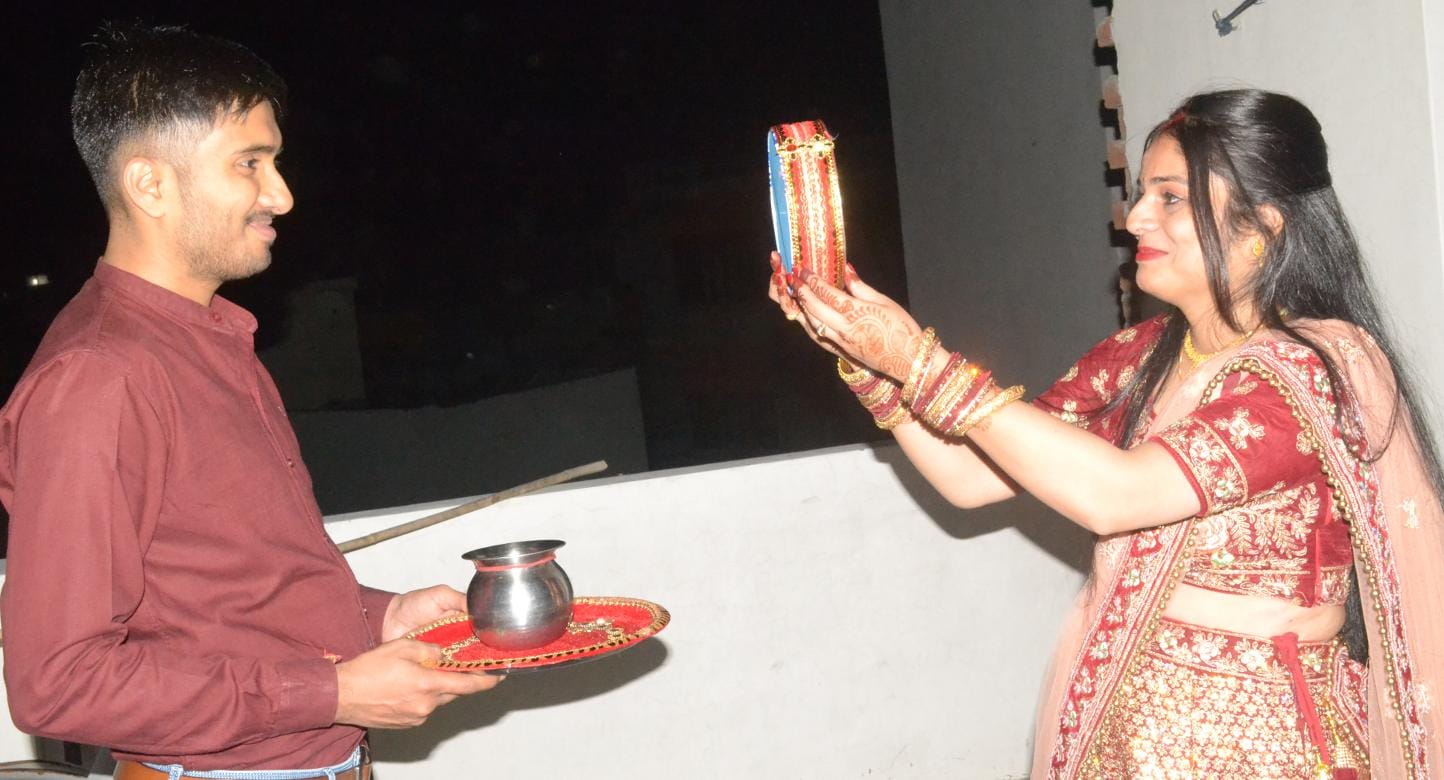 शामली में करवा चौथ पर पति मोहित के दर्शन करती अक्षिता धीमान। शामली में करवा चौथ पर पति मोहित के दर्शन करती अक्षिता धीमान।