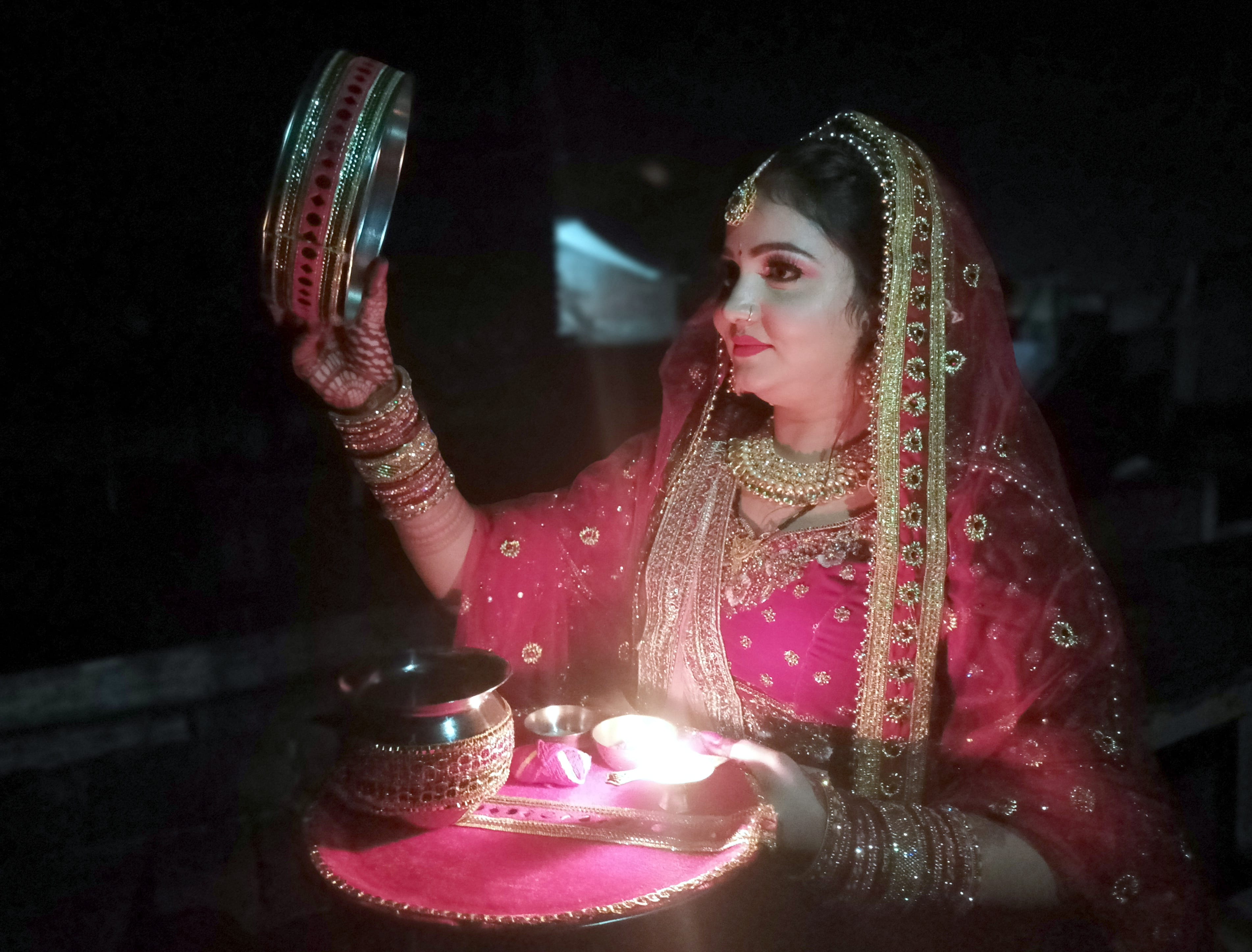 शामली में करवाचौथ पर चांद के दर्शन करती महिला। शामली में करवाचौथ पर चांद के दर्शन करती महिला।