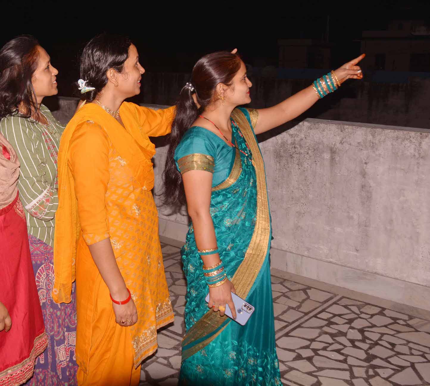शामली में करवाचौथ पर चांद देखने छत पर पहुंची महिलाएं। शामली में करवाचौथ पर चांद देखने छत पर पहुंची महिलाएं।