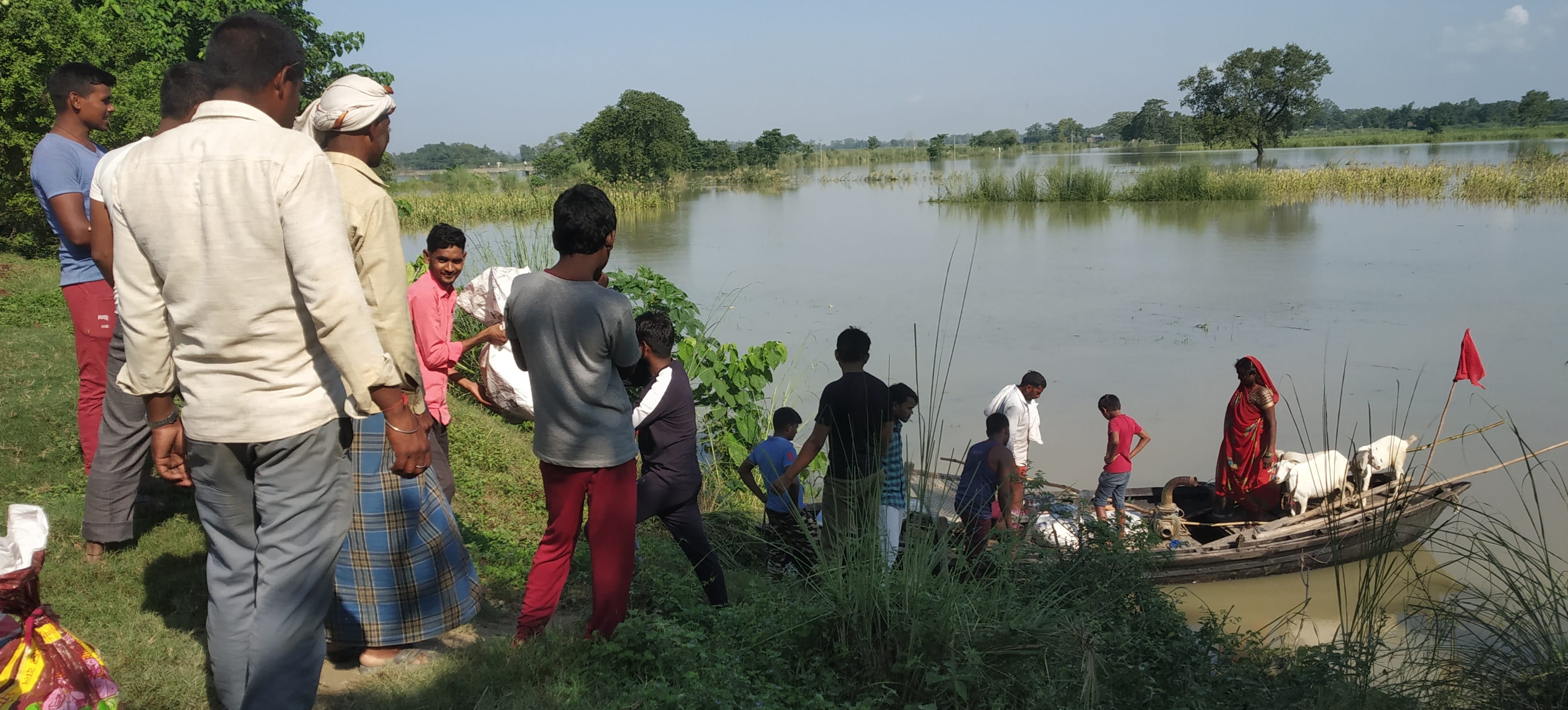 दुबारी बाढ़ प्रभावित क्षेत्र के बैरियाकंटा गाँव के ग्रामीण नांव से बाजार को जाते हुए।संवाद दुबारी बाढ़ प्रभावित क्षेत्र के बैरियाकंटा गाँव के ग्रामीण नांव से बाजार को जाते हुए।संवाद