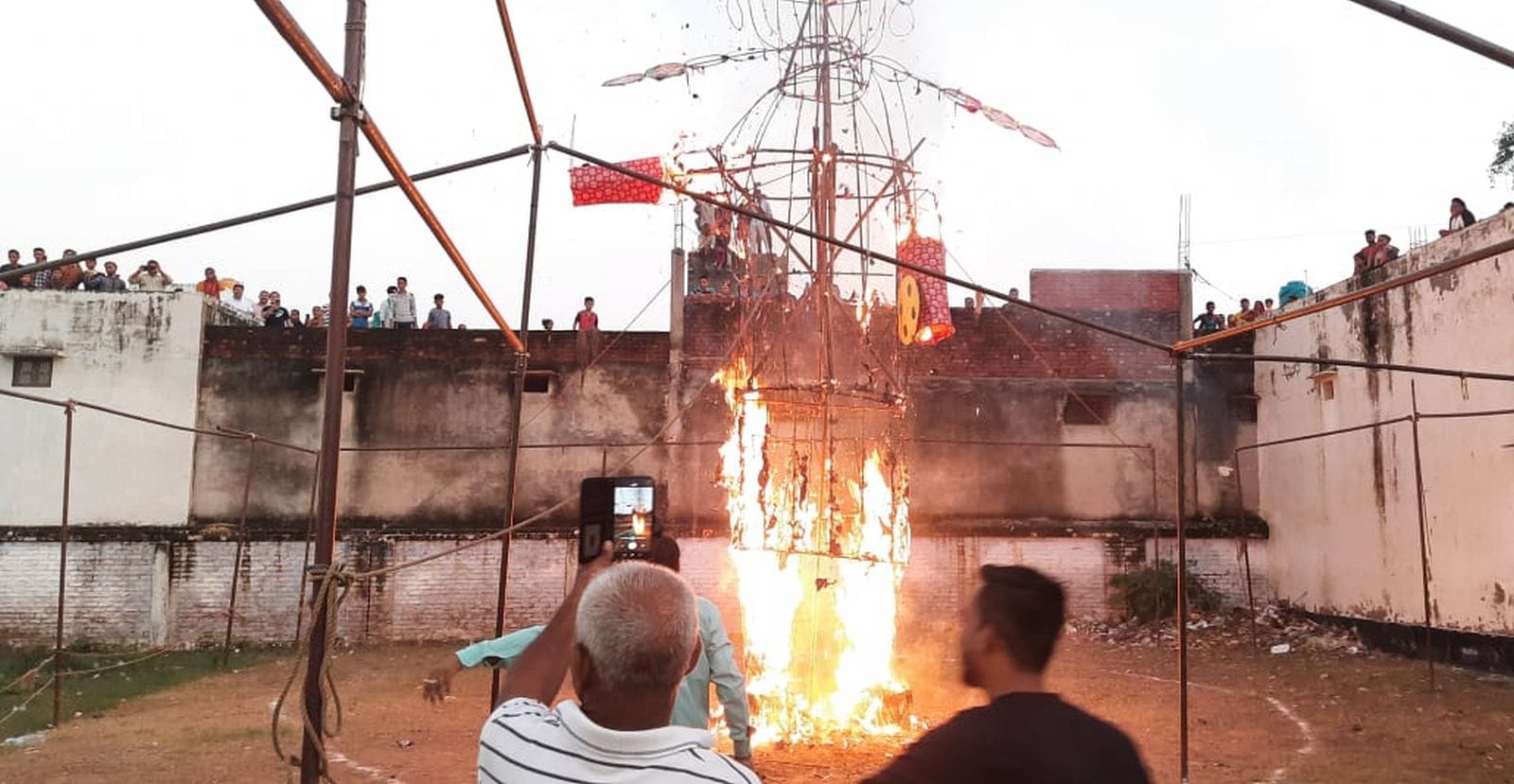 उझानी में किया गया रावण का पुतला दहन। संवाद उझानी में किया गया रावण का पुतला दहन। संवाद