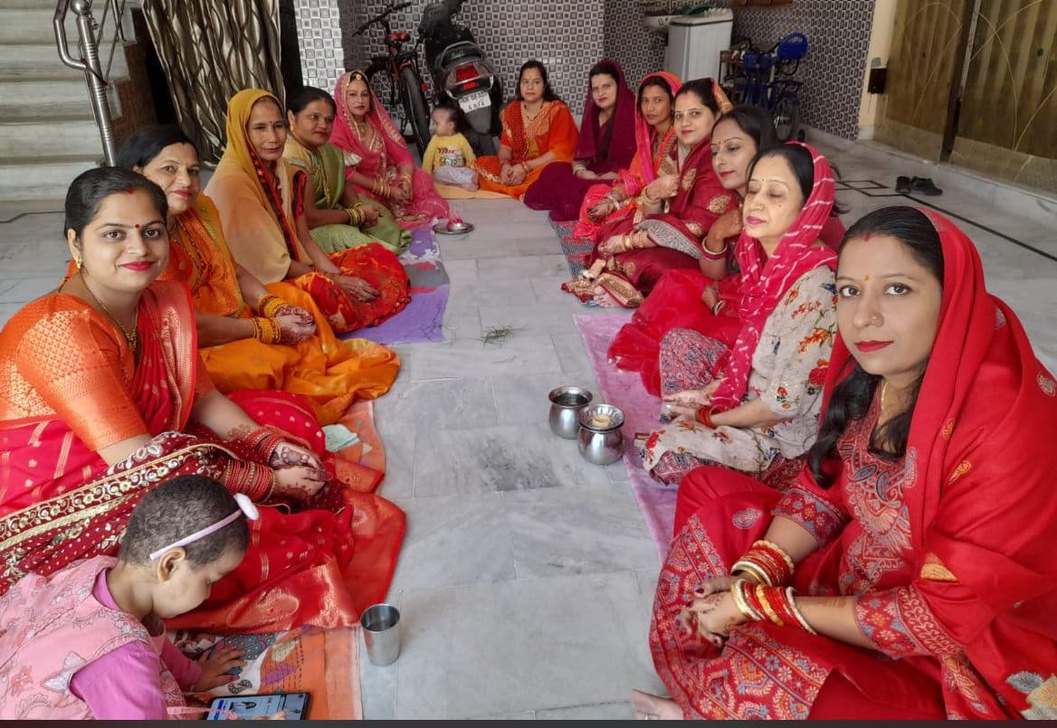 ऊन में करवा चौथ की काहनी सुनती महिलाएं ऊन में करवा चौथ की काहनी सुनती महिलाएं