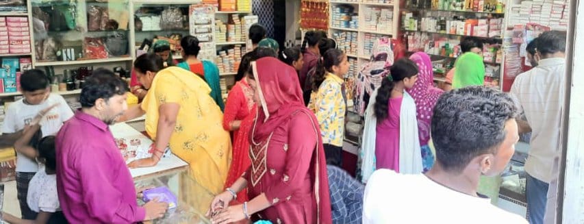 ऊन में करवाचौथ पर खरीदारी करती महिलाएं। ऊन में करवाचौथ पर खरीदारी करती महिलाएं।