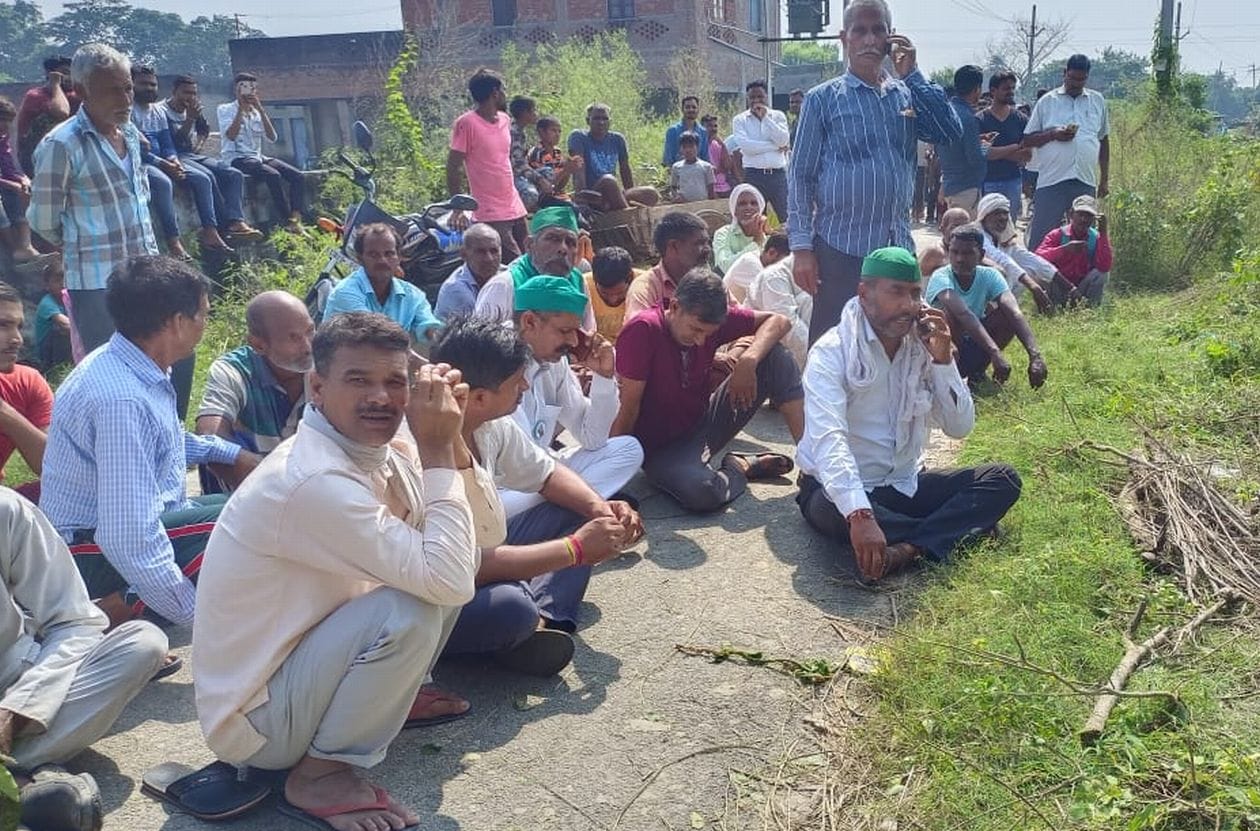 ांव नंदपुर में करंट से मजदूर की मौत के बाद धरने पर बैठे ग्रामीण। संवाद ांव नंदपुर में करंट से मजदूर की मौत के बाद धरने पर बैठे ग्रामीण। संवाद