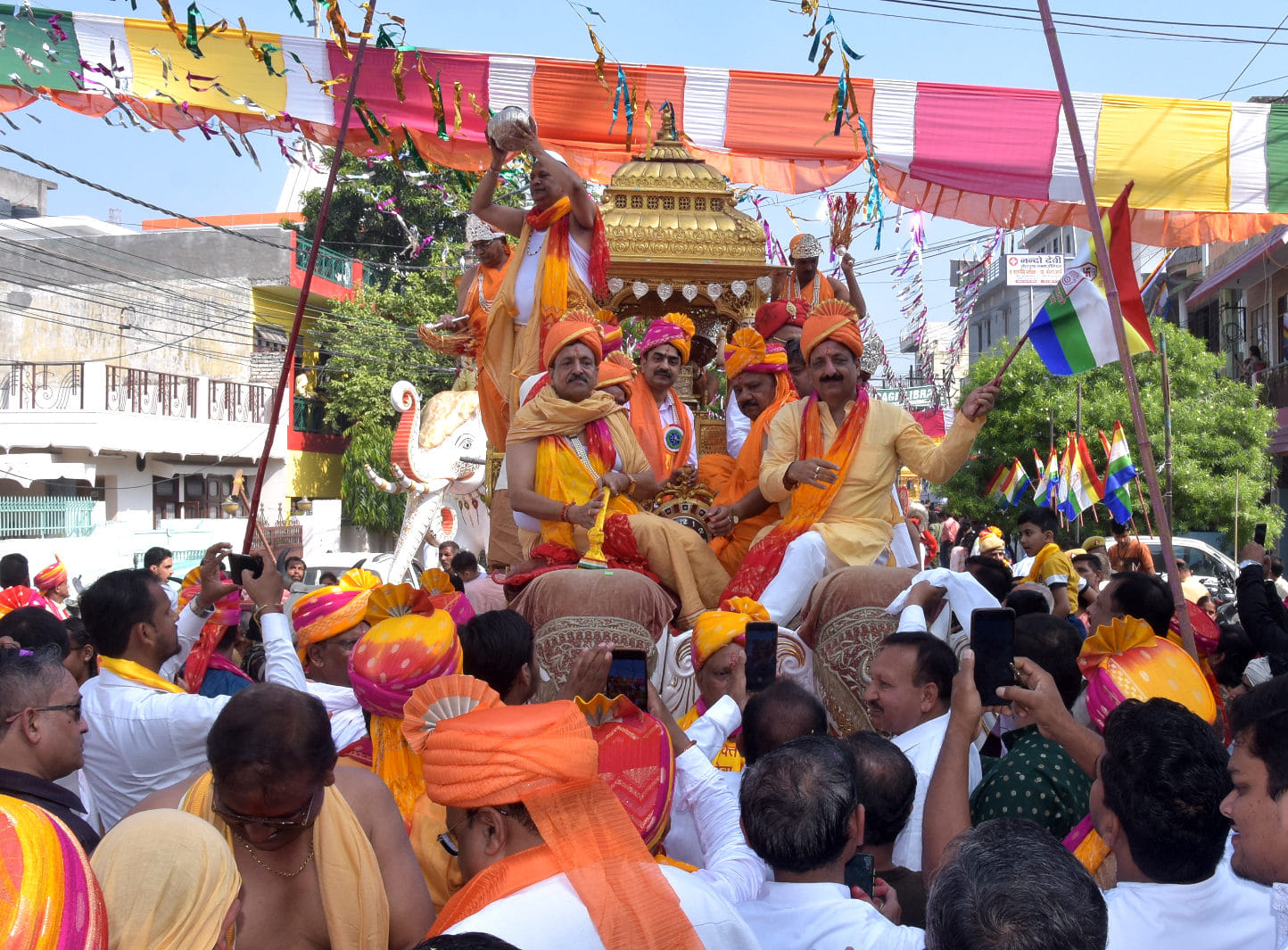 ्वास विकास जैन मंदिर से निकली गजरथ महोत्सव शोभा यात्रा में रथ पर सवार नगर विधायक व डीएम व महानगर अ? ्वास विकास जैन मंदिर से निकली गजरथ महोत्सव शोभा यात्रा में रथ पर सवार नगर विधायक व डीएम व महानगर अ?