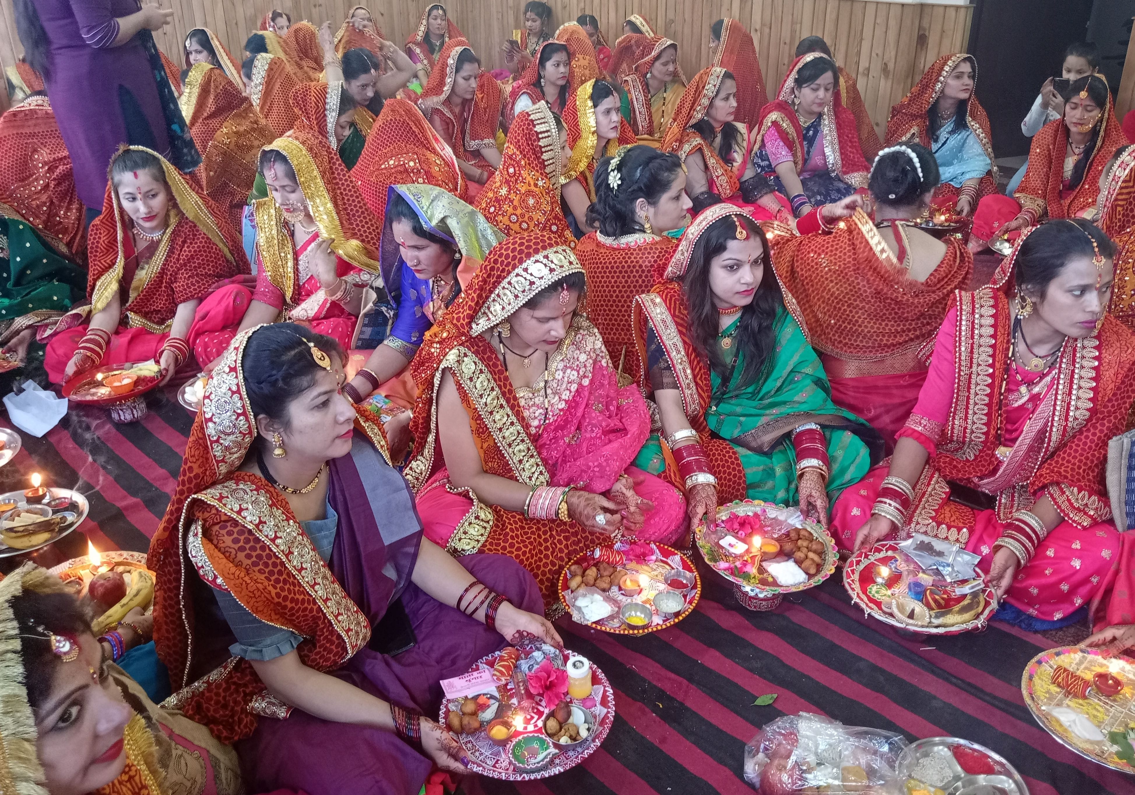 बागनाथ मंदिर में करवाचौथ व्रत के उपलक्ष्य में पूजा करतीं सुहागिनें। संवाद बागनाथ मंदिर में करवाचौथ व्रत के उपलक्ष्य में पूजा करतीं सुहागिनें। संवाद