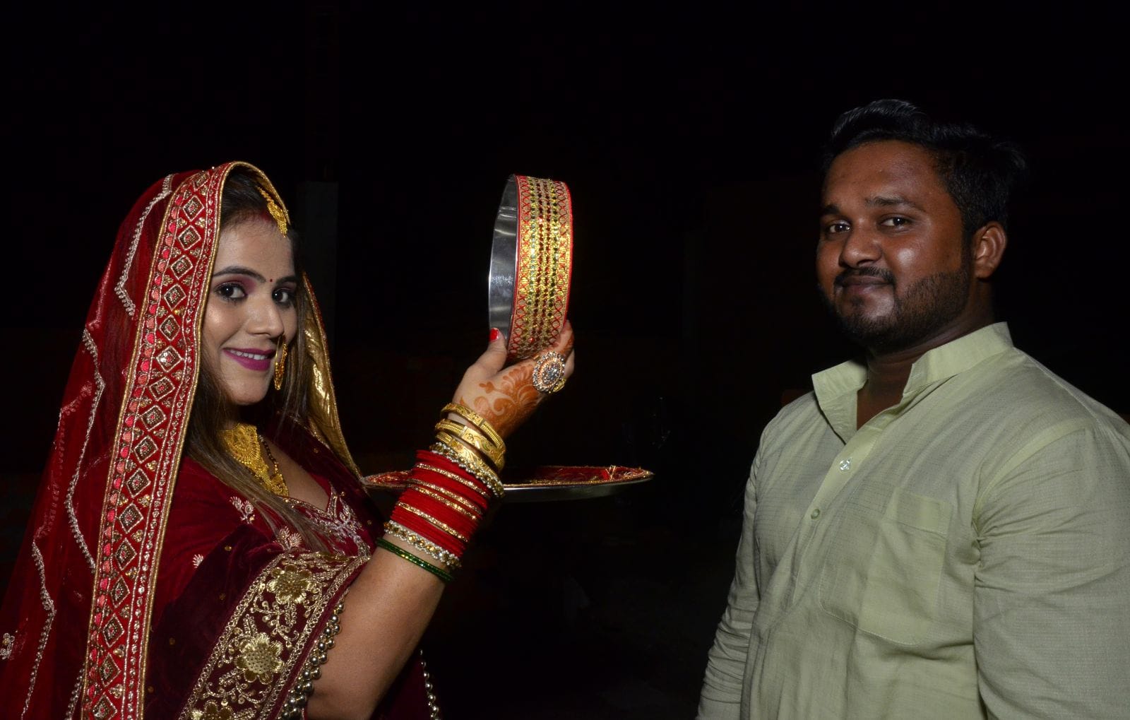 भारद्वाज कॉलोनी में पति की पूजा करती महिला। संवाद भारद्वाज कॉलोनी में पति की पूजा करती महिला। संवाद