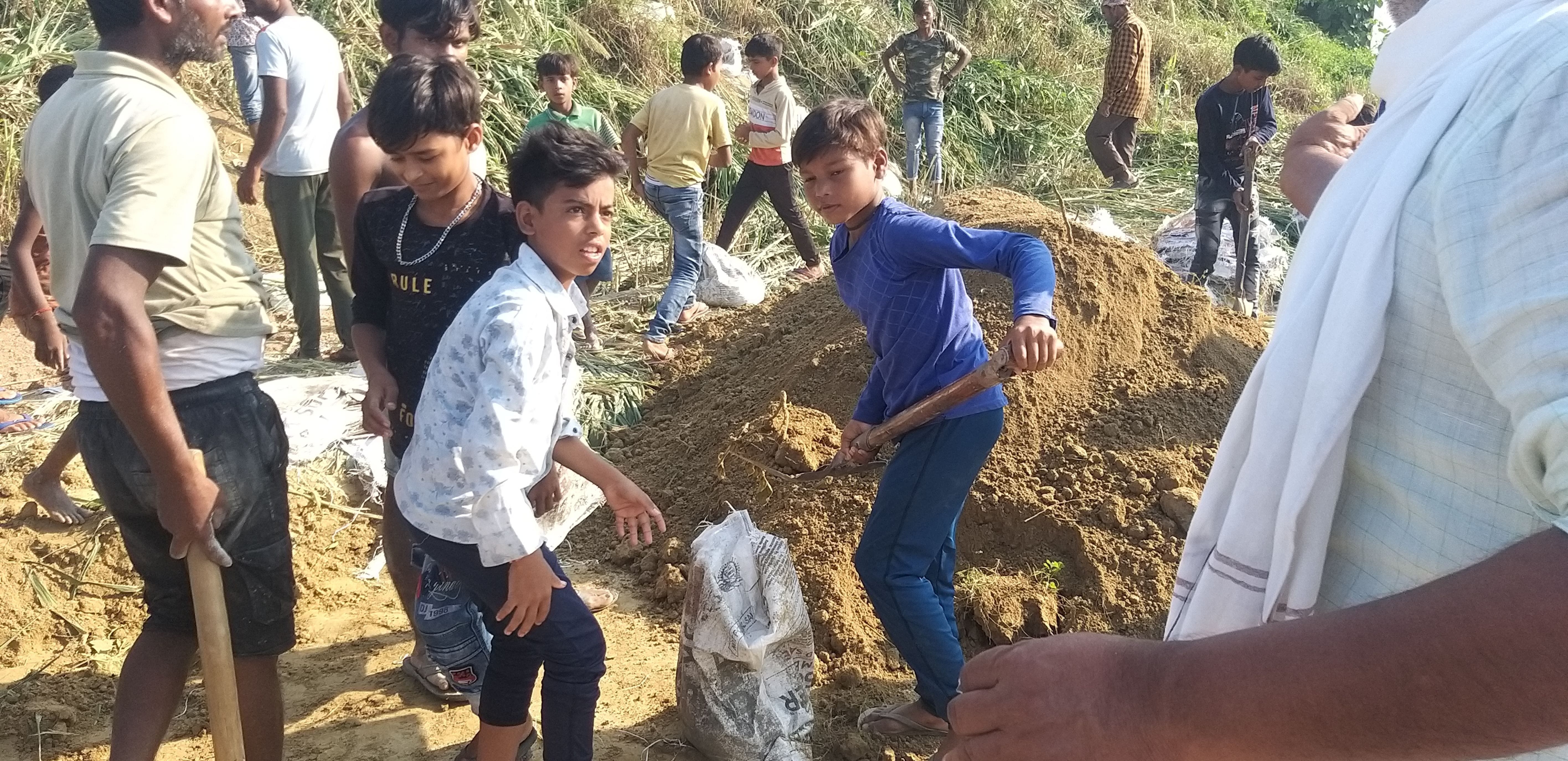 बांसी के नरकटहा सोनखर बांध पर रिसाव देख बच्चे भी बचाव कार्य मे जुट गये। संवाद